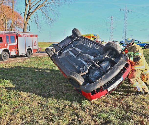 Die Feuerwehr musste den umgestürzten Wagen wieder auf die Räder stellen.