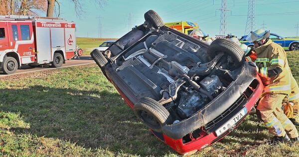 Die Feuerwehr musste den umgestürzten Wagen wieder auf die Räder stellen.