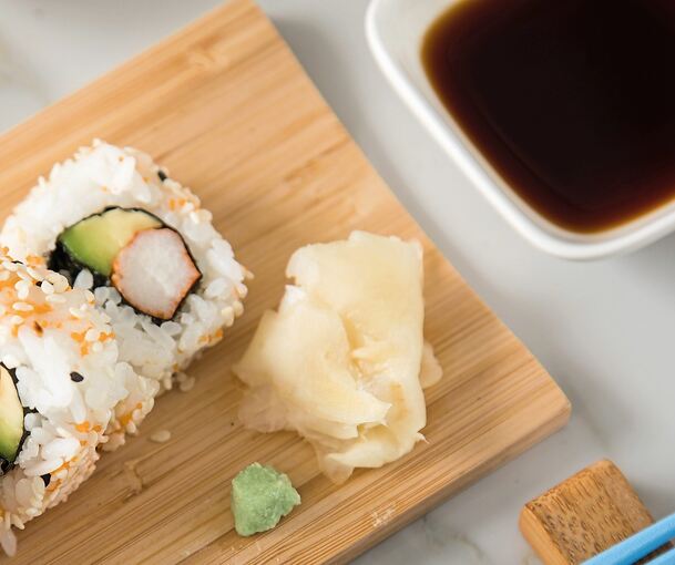 Wasabi wird gerne zu Sushi gegessen.