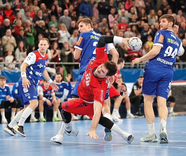 Im Tiefflug: Bietigheims Kreisläufer Jonathan Fischer.