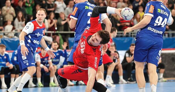 Im Tiefflug: Bietigheims Kreisläufer Jonathan Fischer.