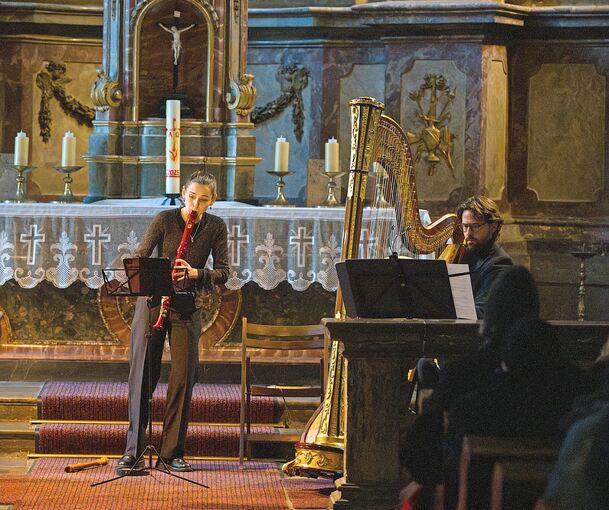 Weihnachtliche Klänge in der Schlosskirche: Helen Buck gestaltet den Flötenpart in einer Bach-Sonate mit Markus Thalheimer an der Harfe.