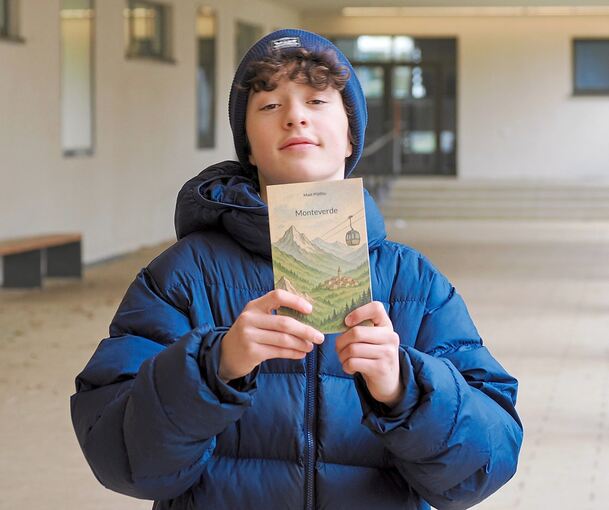 Mael Pfäfflin (15) hält stolz seinen ersten Roman in den Händen.