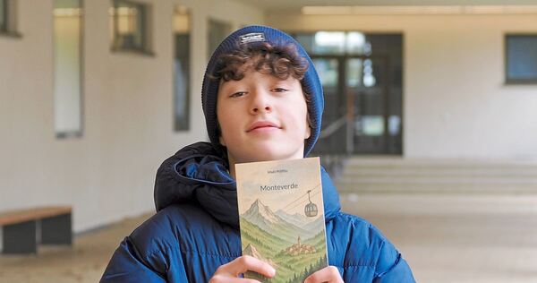 Mael Pfäfflin (15) hält stolz seinen ersten Roman in den Händen.