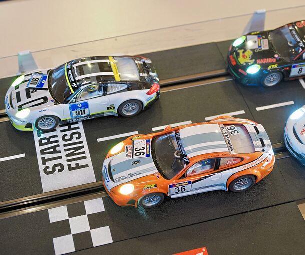 Die Carrera-Autos an Start und Ziel.