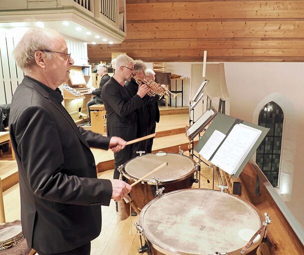 Das Trompetenensemble Stuttgart und Uwe Arlt an Barockpauken und Percussion.