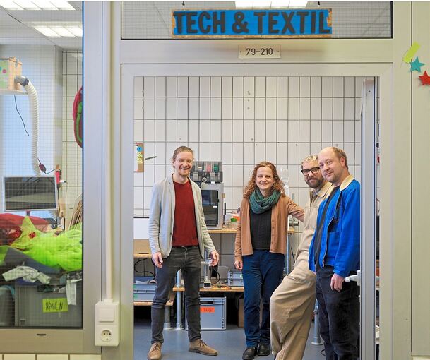 Präsentieren Flächen im Franck-Areal, die im Laufe des kommenden Jahres zu einem Co-Making-Space werden sollen: Startup- und Gründungsmanager Max Höllen (von links) mit Nora Hieronymus, Johannes May und Thomas Kühn vom Kreativlabor Tinkertank.