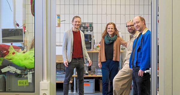 Präsentieren Flächen im Franck-Areal, die im Laufe des kommenden Jahres zu einem Co-Making-Space werden sollen: Startup- und Gründungsmanager Max Höllen (von links) mit Nora Hieronymus, Johannes May und Thomas Kühn vom Kreativlabor Tinkertank.