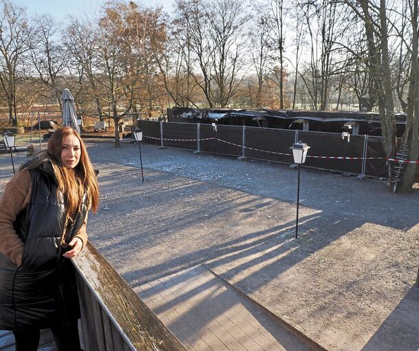 Alma Beaumont vor den abgesperrten Überresten des Biergarten-Gebäudes am Kleinaspergle.