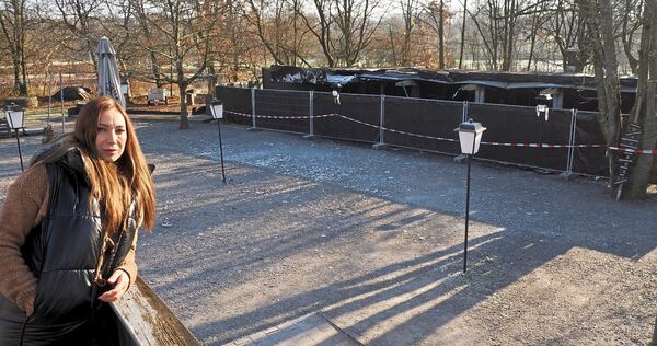 Alma Beaumont vor den abgesperrten Überresten des Biergarten-Gebäudes am Kleinaspergle.