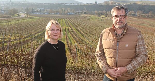 Susanne Schultz vom Schreyerhof und Karsten Faschian vom gleichnamigen Weingut rechnen mit dem Schlimmsten, sollte die Neckarbrücke längere Zeit gesperrt werden.