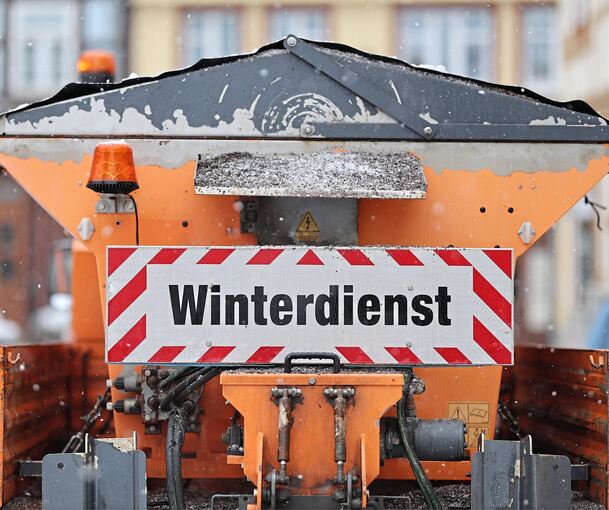 Schnee und Eisglätte sind große Herausforderungen in der kalten Jahreszeit. Der Winterdienst ist momentan gefordert.