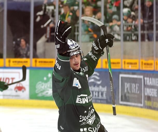 Der Mann des Abends jubelt: Steelers-Verteidiger Arne Uplegger reißt nach dem Führungstreffer gegen Rosenheim die Arme hoch.