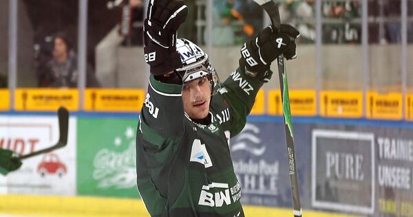 Der Mann des Abends jubelt: Steelers-Verteidiger Arne Uplegger reißt nach dem Führungstreffer gegen Rosenheim die Arme hoch.