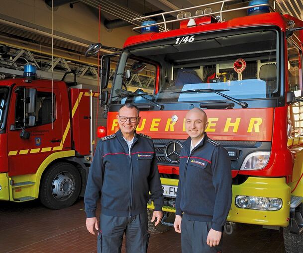 Jochen Reuschle und Ferdinando Puccelli (v.l.) von der Ludwigsburger Feuerwehr sind bereit für Silvester.
