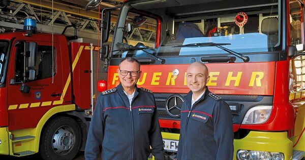 Jochen Reuschle und Ferdinando Puccelli (v.l.) von der Ludwigsburger Feuerwehr sind bereit für Silvester.
