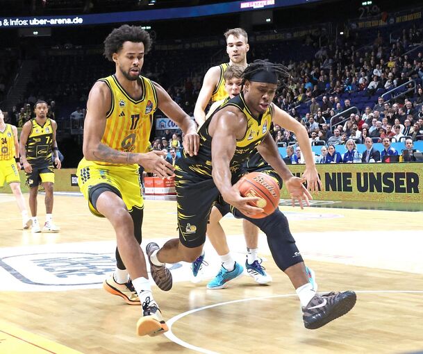 Der Berliner Center Norris Agbakoko (links) ist Ludwigsburgs Keeshawn Kellman dicht auf den Fersen.