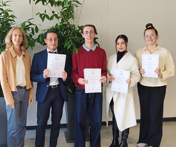 Ausgezeichnete Schülerinnen und Schüler der Robert-Franck-Schule. Ausgezeichnete Schülerinnen und Schüler der Robert-Franck-Schule.