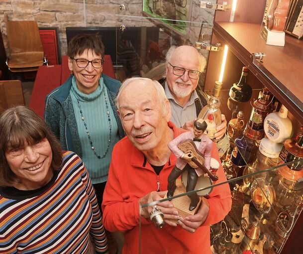 Manfred Thiel (Mitte) schenkt dem Schnapsmuseum seine Schätze. Seine Frau Ursula (links), Tochter Angelika und Museumsleiter Kurt Sartorius freuen sich.