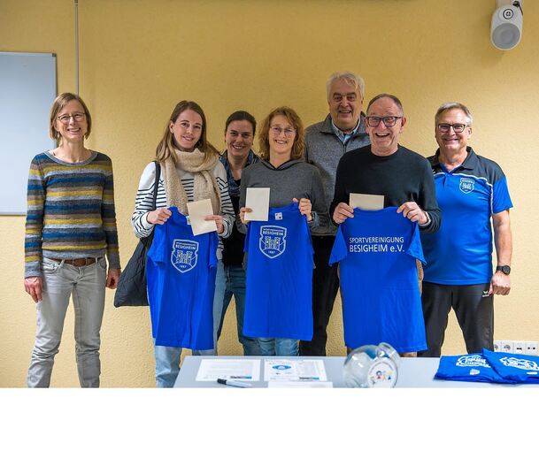 Die Gewinner der Verlosung freuen sich über T-Shirts und Gutscheine.