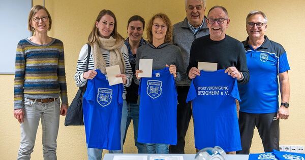 Die Gewinner der Verlosung freuen sich über T-Shirts und Gutscheine.