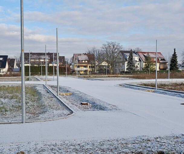 Die Straßen sind fertig. Auch die Laternenpfähle stehen bereits im Neubaugebiet am Fuchshof.