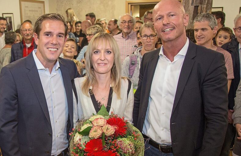 Boris Seitz (links) bei der Wahl im Oktober 2018. In der Mitte seine Ehefrau Corinna, rechts sein Vorgänger Holger Haist.
