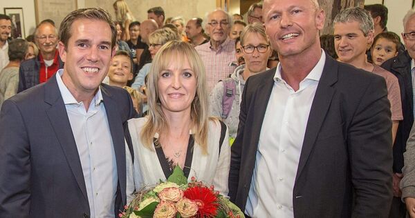 Boris Seitz (links) bei der Wahl im Oktober 2018. In der Mitte seine Ehefrau Corinna, rechts sein Vorgänger Holger Haist.