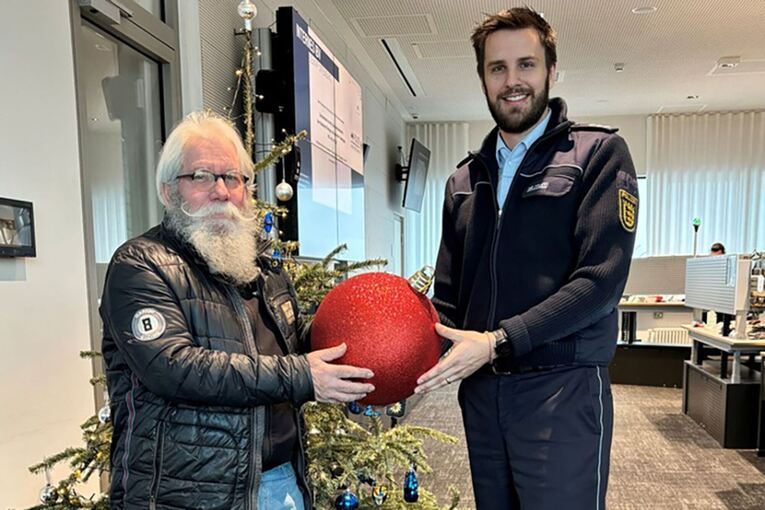 72-Jähriger bekommt verschwundene Weihnachtskugel wieder