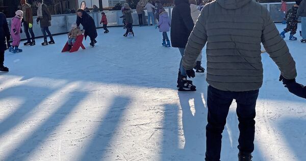 Die synthetische Eisbahn von Möbel Hofmeister wird vor allem von Familien mit Kindern genutzt.