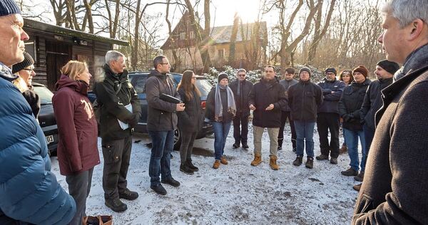 Vertreter von Bima, Bundesforst, Bogenschützen und den Städten Asperg und Tamm beim Vor-Ort-Gespräch.