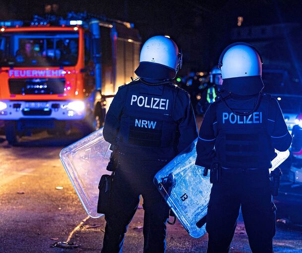 Polizisten in der Silvesternacht 2023/2024 in Solingen.