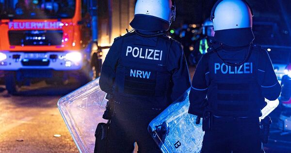 Polizisten in der Silvesternacht 2023/2024 in Solingen.