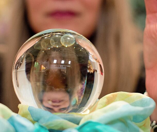 Im neuen Jahr geht‘s rund – fast so rund wie diese Kugel. Damit sie aber nicht davonrollt, gibt es wieder zahlreiche Baustellen, die sich ihr in den Weg, nunja, stellen, daher der Name.