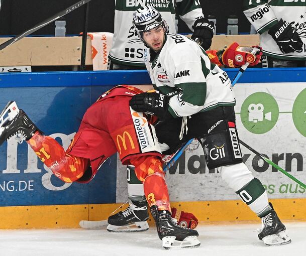 Steelers-Torschütze zum 3:1 und Vorlagengeber zum 6:1: Center Tamas Kanya (rechts), hier im Clinch mit Fabian Koziol.