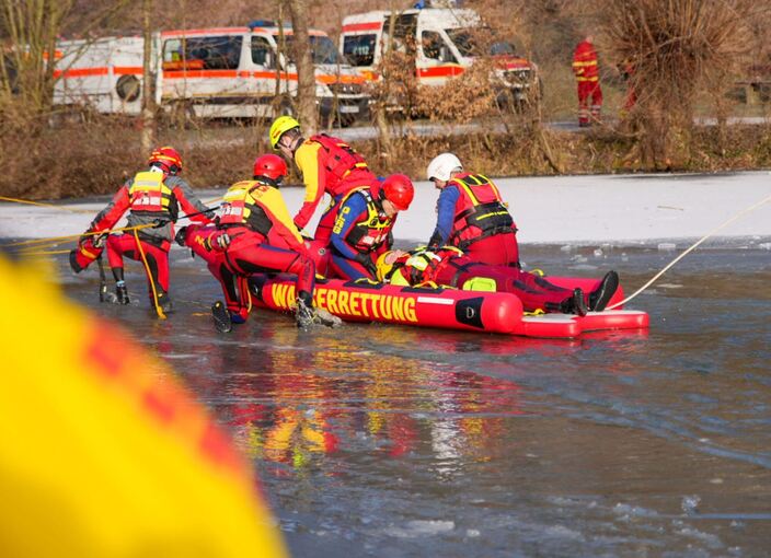Einsatzkräfte üben Rettung auf vereister Wasserfläche Einsatzkräfte üben Rettung auf vereister Wasserfläche