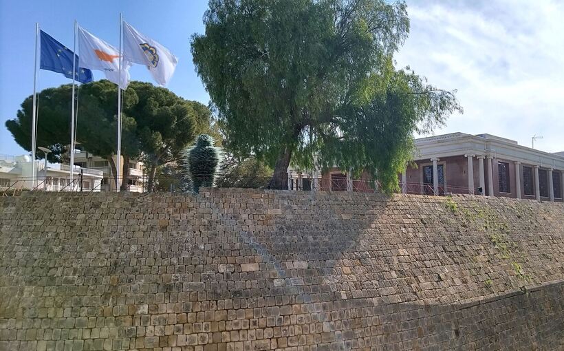 EU-Fahne am Rathaus von Nikosia EU-Fahne am Rathaus von Nikosia