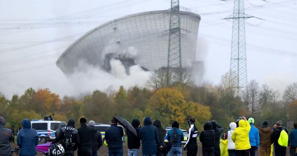 Sprengung der Kühltürme des Kernkraftwerks Gundremmingen