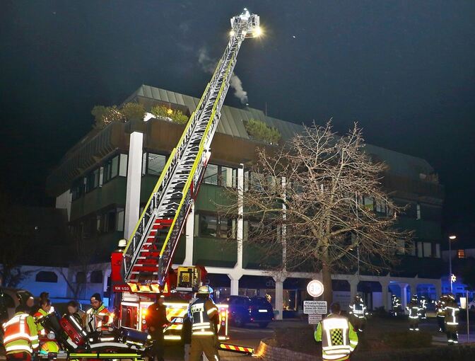 Feuer in Mehrfamilienhaus - Verletzte