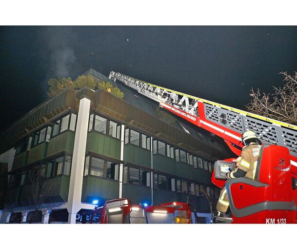 Die Feuerwehr rettete vier Menschen mit der Drehleiter aus dem obersten Stockwerk des Gebäudes in der Johannes-Daur-Straße. Die Feuerwehr rettete vier Menschen mit der Drehleiter aus dem obersten Stockwerk des Gebäudes in der Johannes-Daur-Straße.