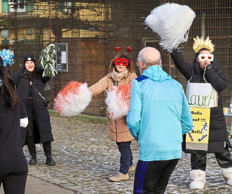 Cheerleader für Laura. Cheerleader für Laura.