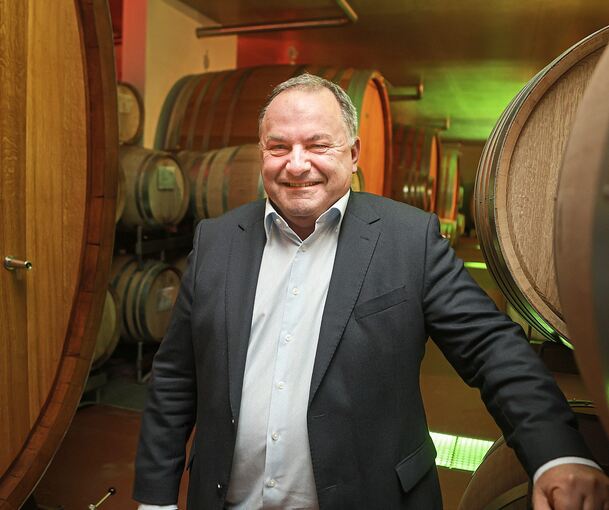„Die Fläche wird sich anpassen müssen, so schmerzhaft das ist“: Dietrich Rembold im Keller der Lauffener Weingärtner.