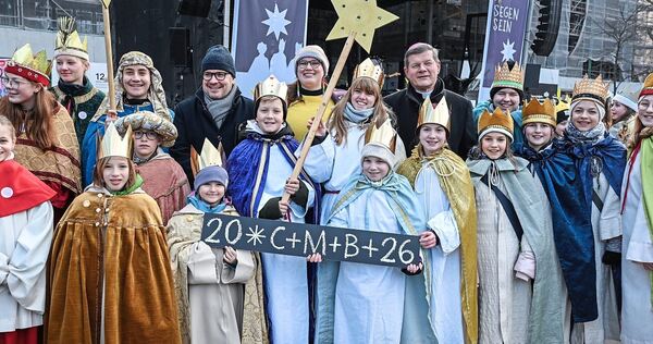 Kinder als Sternsinger gekleidet beim Start der bundesweiten Aktion, die 2025/26 die Kinderarbeit in den Fokus nimmt.
