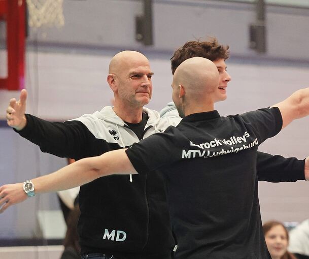 Erfolgreiche Hinrunde: Sportchef Michael Dornheim fällt seinem Trainer Hasse Mattila nach dem Prestige-Sieg gegen Friedrichshafen um den Hals.