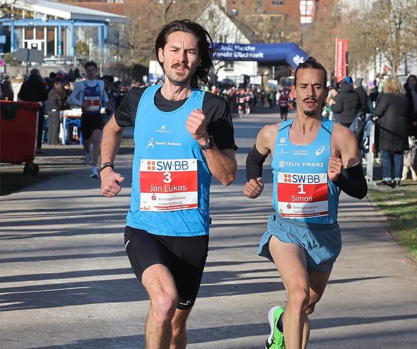 Jan Lukas Becker (links) macht der Konkurrenz um Sieger Simon Boch mit seinem forschen Tempo das Leben schwer.