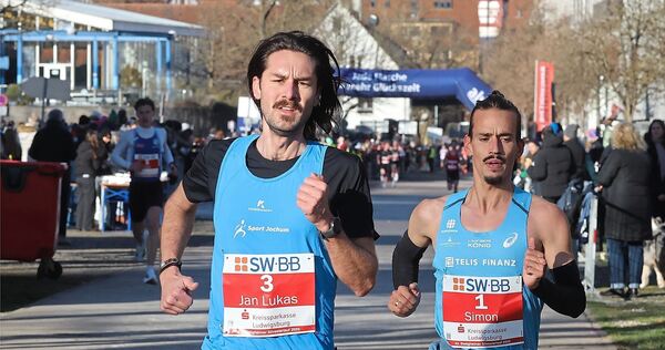 Jan Lukas Becker (links) macht der Konkurrenz um Sieger Simon Boch mit seinem forschen Tempo das Leben schwer.