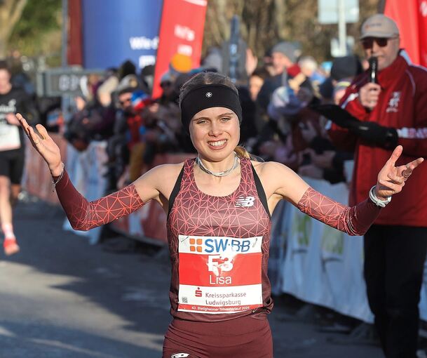 Lisa Merkel (oben) überrascht sich selbst und gewinnt nach einem langen Sololauf.
