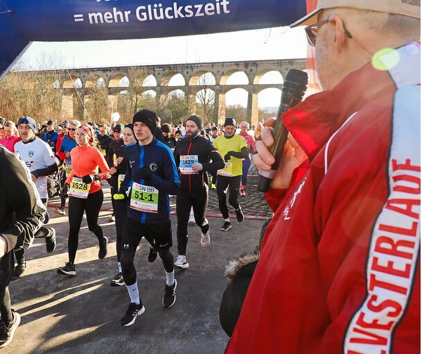 Ob direkt am Start oder am Rand der Strecke bei einer der Absperrungen: Beim Silvesterlauf ist viel Unterstützung gefragt.