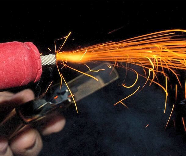 Unbekannte haben offenbar in einer Halle in Kornwestheim und einem Stadion in Ludwigsburg Silvesterraketen angezündet.