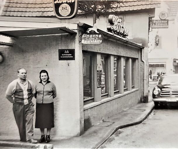 Ernst und Rosa Bauer, die langjährigen Löwen-Wirtsleute um das Jahr 1960 vor dem Wirtshauseingang.